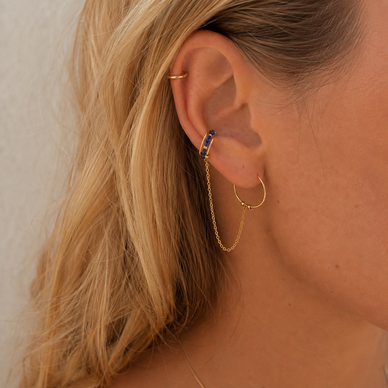 Double hoop ear cuff with faceted beads connected by a chain – Gold-plated stainless steel