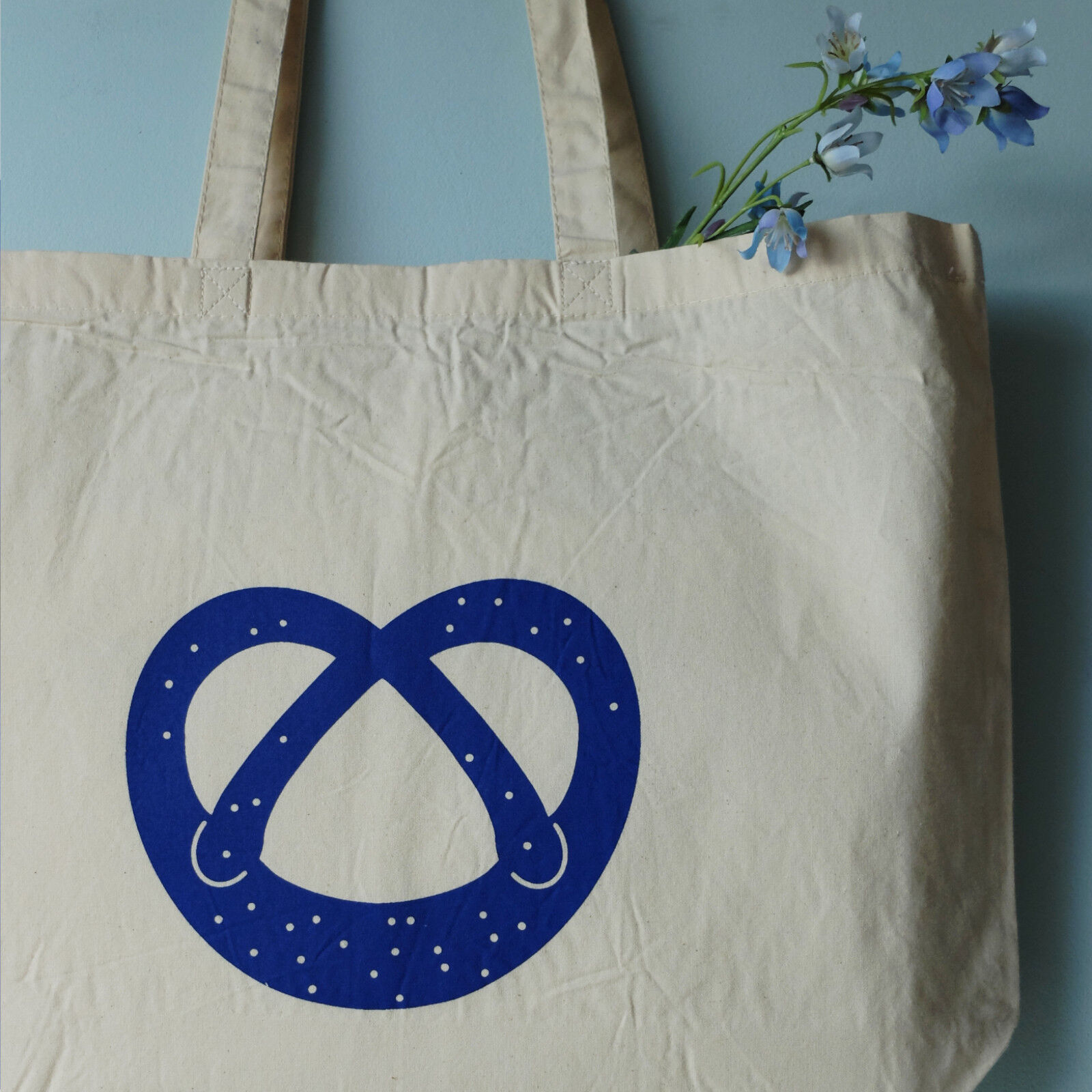 Shopper bag with hand-printed pretzel motif