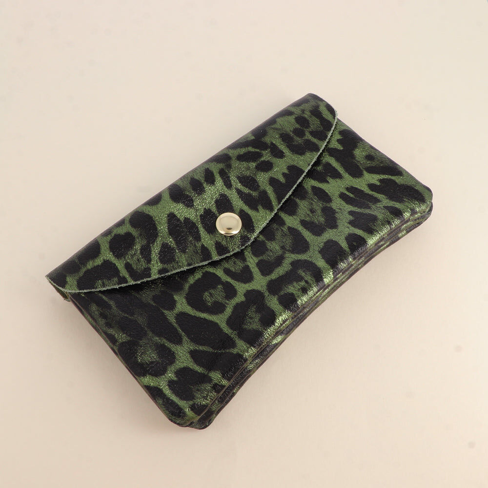 Pochette Barcelone Léopard - 1 bouton aimanté, 1 zip et 3 poches