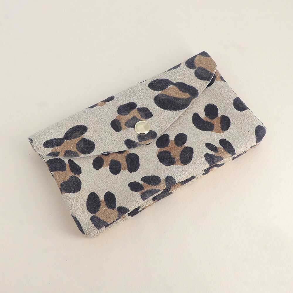 Pochette Barcelone – daim léopard, 1 bouton aimanté, 1 zip et 3 poches