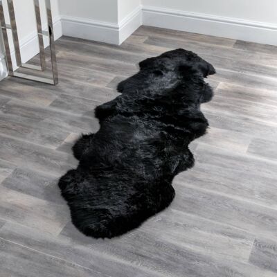 Doppelter schwarzer Schaffell-Teppich