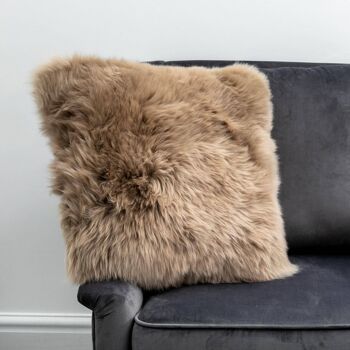 Coussin en peau de mouton marron clair 4