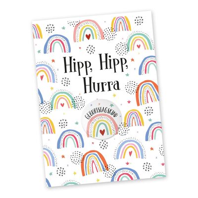 Postkarte mit Button | Hipp, Hipp, Hurra zum Verschicken und Verschenken | Design Regenbogen | 35mm Button bedruckt mit Geburtstagskind