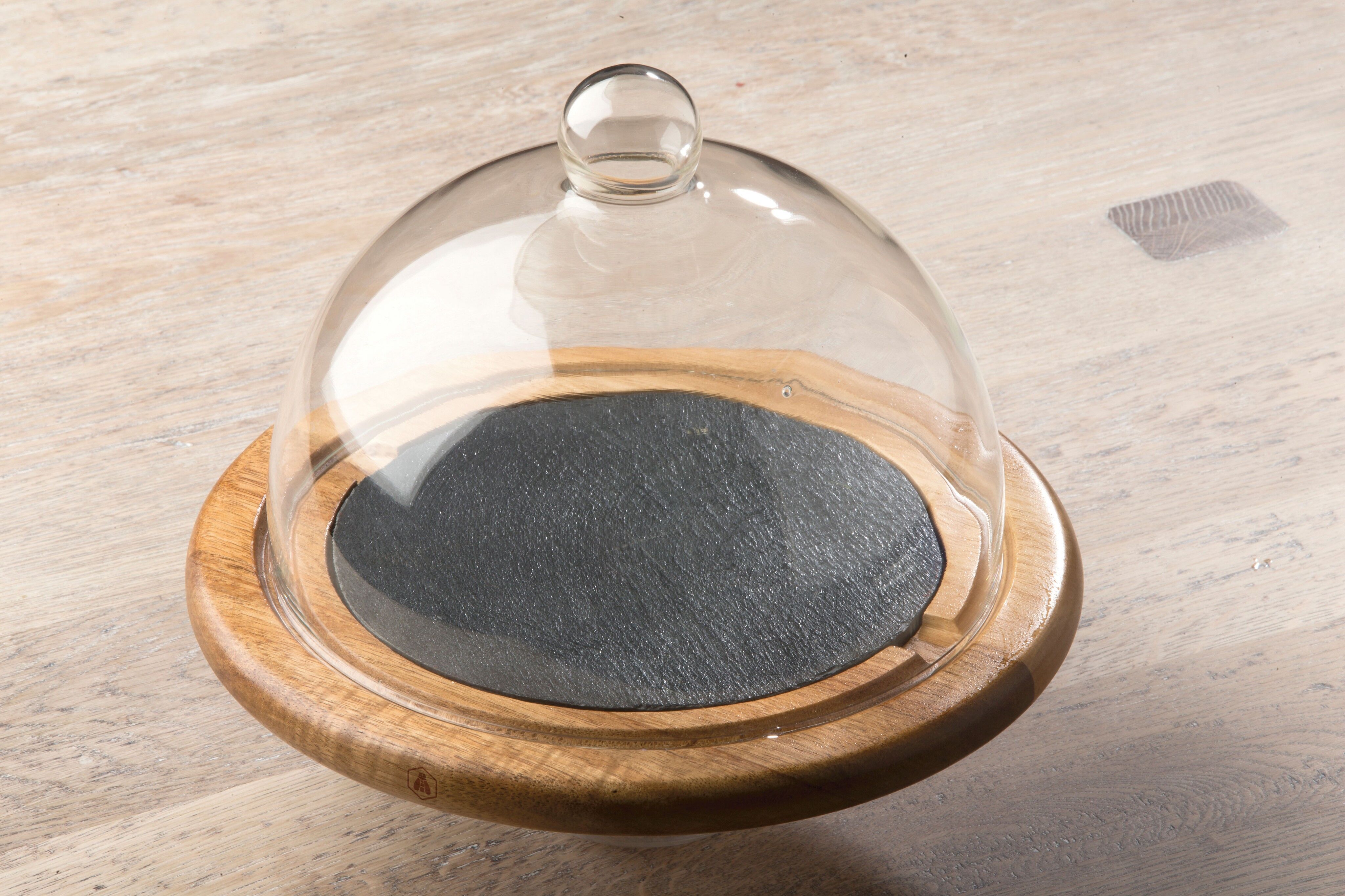 Cloche di formaggio con piatto in legno e ardesia