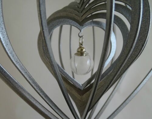 Unieke urn 3D hart – metaal in houten sokkel 0,20L) - Antraciet Zilvercoating