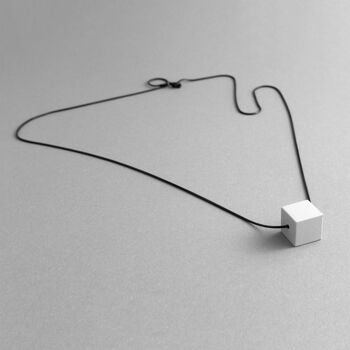MODULOUNO – Halskette minimaliste Zeitgenössische, handgefertigt aus Jesmonite 2