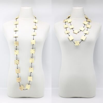 Collier de perles carrées en bois recyclé - Peint à la main - Long - Crème avec de l'or