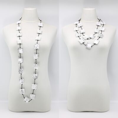 Quadratische Perlenkette aus recyceltem Holz - Handbemalt - Lang - Weiß mit Schwarz