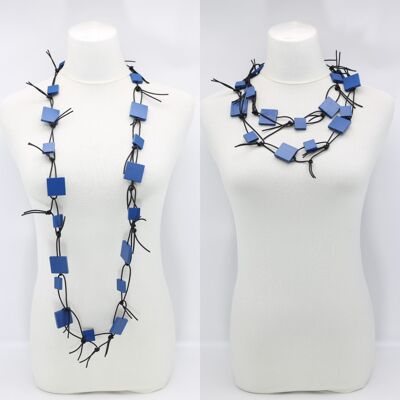 Cuadrados de madera sobre collar de cadena de cuero sintético - Pantone Classic Blue