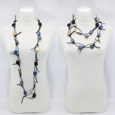 Cuadrados de madera sobre collar de cadena de cuero sintético - Dorado / Gris / Negro / Pantone Classic Blue