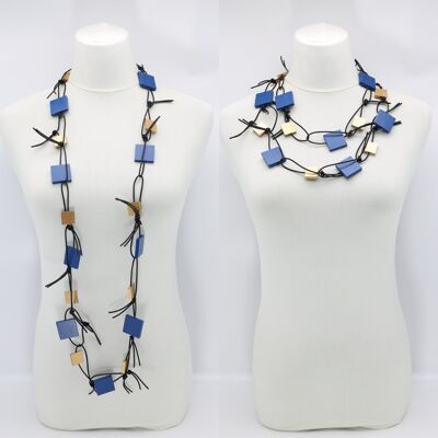 Cuadrados de madera sobre collar de cadena de cuero sintético - Pantone Classic Blue / Gold