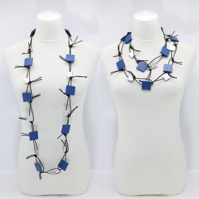 Cuadrados de madera sobre collar de cadena de cuero sintético - Pantone Classic Blue / Silver