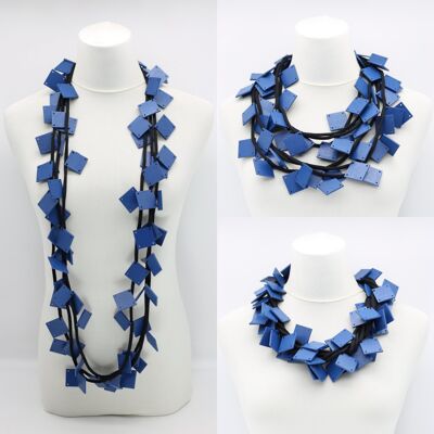 Hölzerne Halskette mit Quadraten auf Kordel - Groß - Pantone Classic Blue