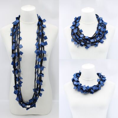 Hölzerne Halskette mit Quadraten auf Kordel - Klein - Pantone Classic Blue
