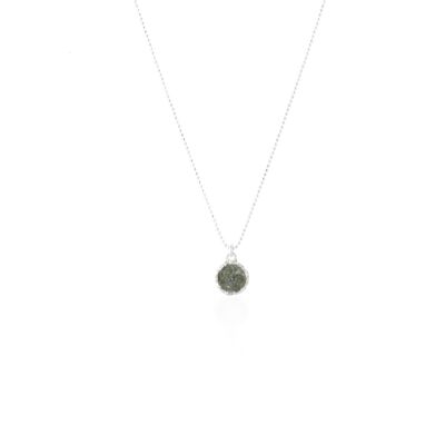 Ras de cou Shadow en argent avec pendentif rond et nacre grise