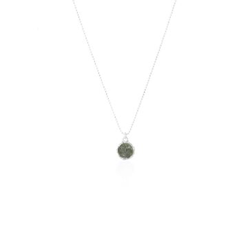 Ras de cou Shadow en argent avec pendentif rond et nacre grise 1