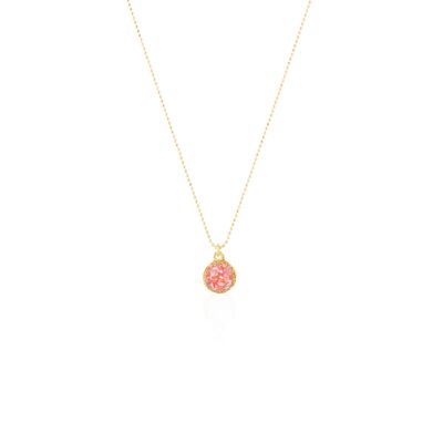 Gold choker with soft round pendant with pink mother-of-pearl