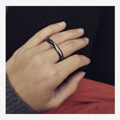 Two-finger Toppen Ring — Black , IS2RI04BR
