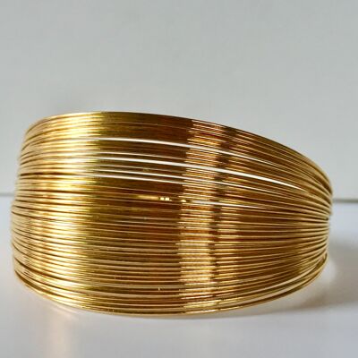 Brazalete de múltiples hilos bañado en oro