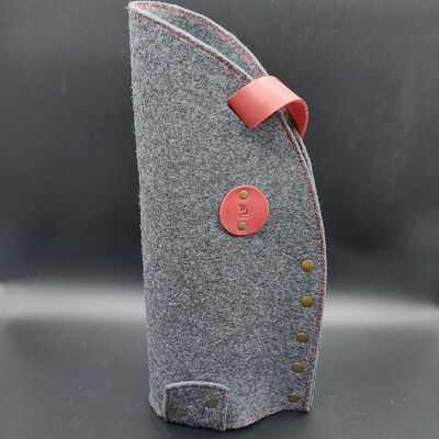 Bottle holder-wine and spirits transport bag. Adaptable to different bottle widths and customizable.