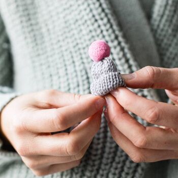 Badge Bonnet à Pompon Tricoté Noël - Gris/Rose Pom Pom 2