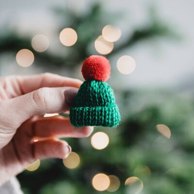 Badge Bonnet à Pompon Tricoté Noël - Pompon Vert/Rouge