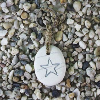 Porte-clés en pierre avec étoile gravée 2