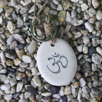 Porte-clés en pierre avec gravure OM Yoga 2