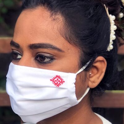 Weiße bestickte Faltenmaske mit Filtertaschenöffnung - von Nesavaali London