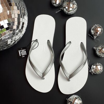 Nackte Flip Flops - Silber auf Weiß