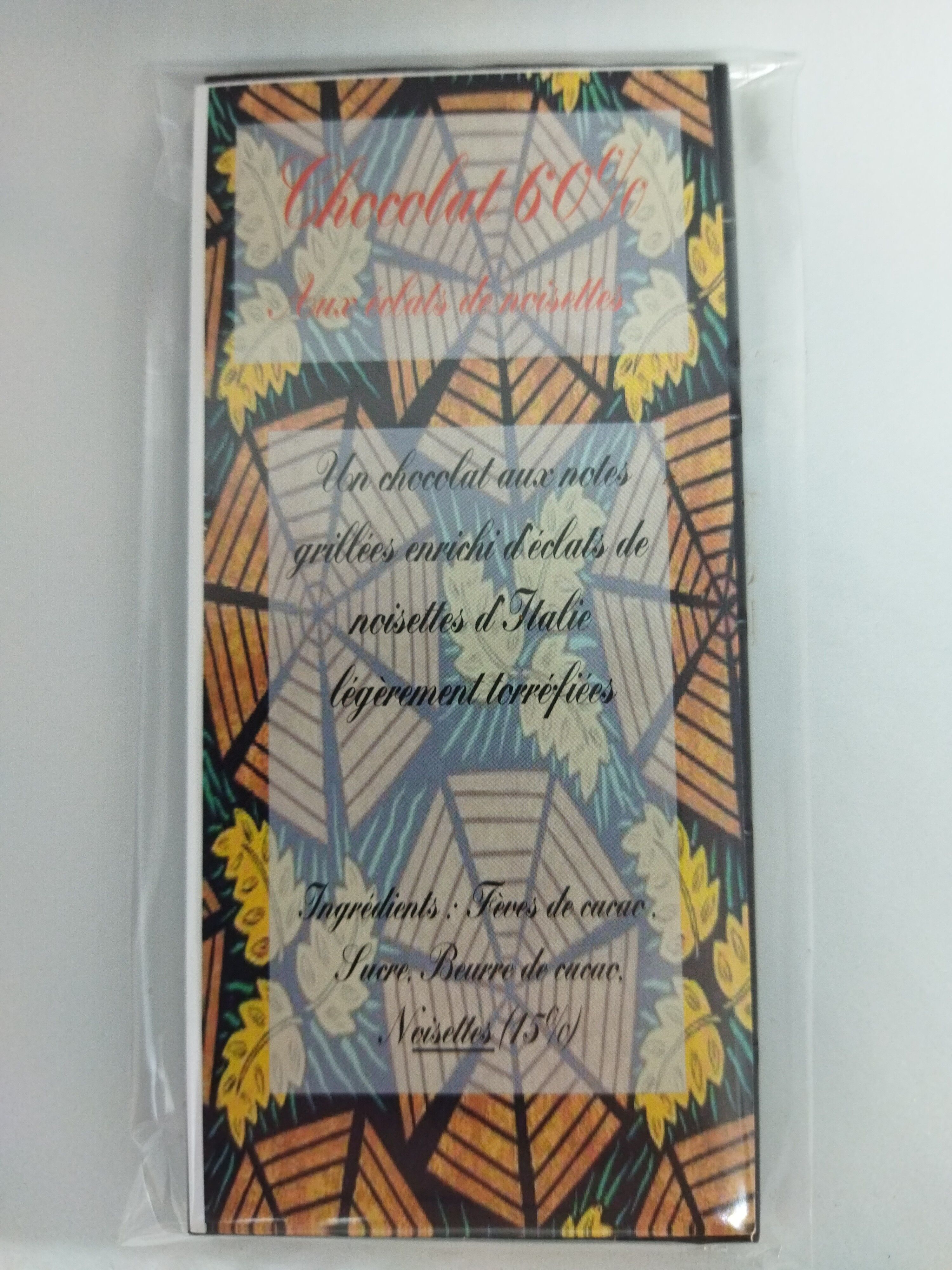 60% Zartbitterschokolade mit Haselnussstückchen