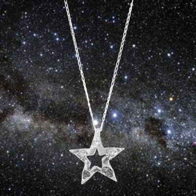 Collana con stella in argento ritagliato con meteorite di ferro