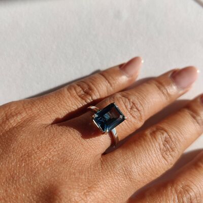 London Blue Topaz Dress Ring__Oro bianco / O