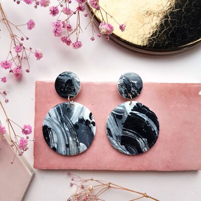 Boucles d'oreilles noires et blanches en argile