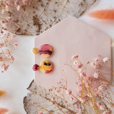 Orecchini in argilla con pennellate di colore arancione, rosa, nero