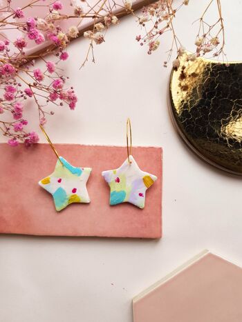 Boucles d'oreilles étoiles en pâte polymère de couleur pastel 1