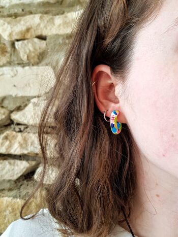 Boucles d'oreilles grandes créoles artistiques vertes, bleues et rouges 2