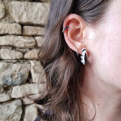 Boucles d'oreilles minuscules créoles noires et blanches