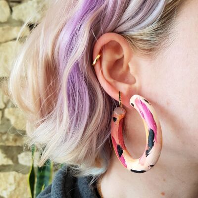 Aretes de arcilla de aro grandes con pinceladas de color naranja, rosa y negro