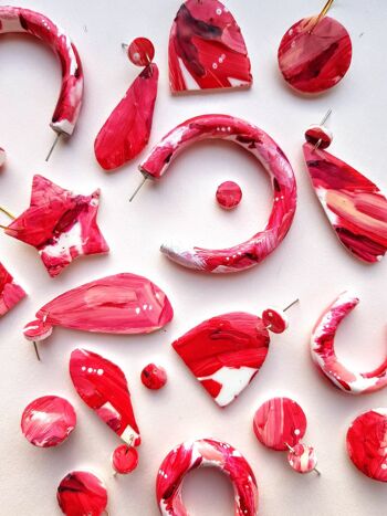 Boucles d'oreilles grandes créoles en pâte polymère rouge, rose et blanche 4