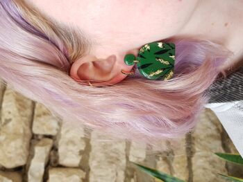 Boucles d'oreilles arche en pâte polymère vert ombré, noir et feuille d'or 4