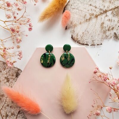 Aretes colgantes pequeños de arcilla polimérica verde ombre, negro y hoja de oro