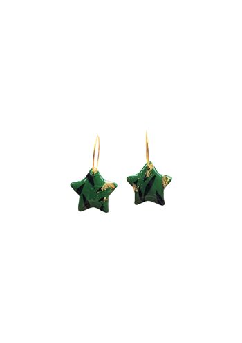 Boucles d'oreilles Tiny Star en pâte polymère ombrée verte, noire et feuille d'or 1