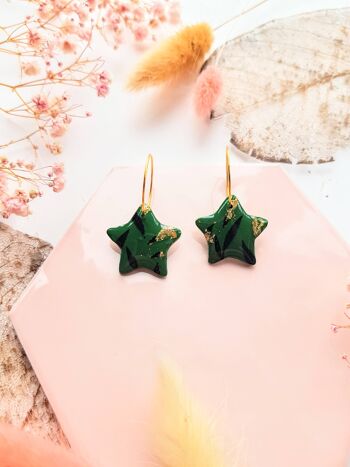 Boucles d'oreilles Tiny Star en pâte polymère ombrée verte, noire et feuille d'or 2