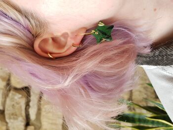 Boucles d'oreilles Tiny Star en pâte polymère ombrée verte, noire et feuille d'or 3