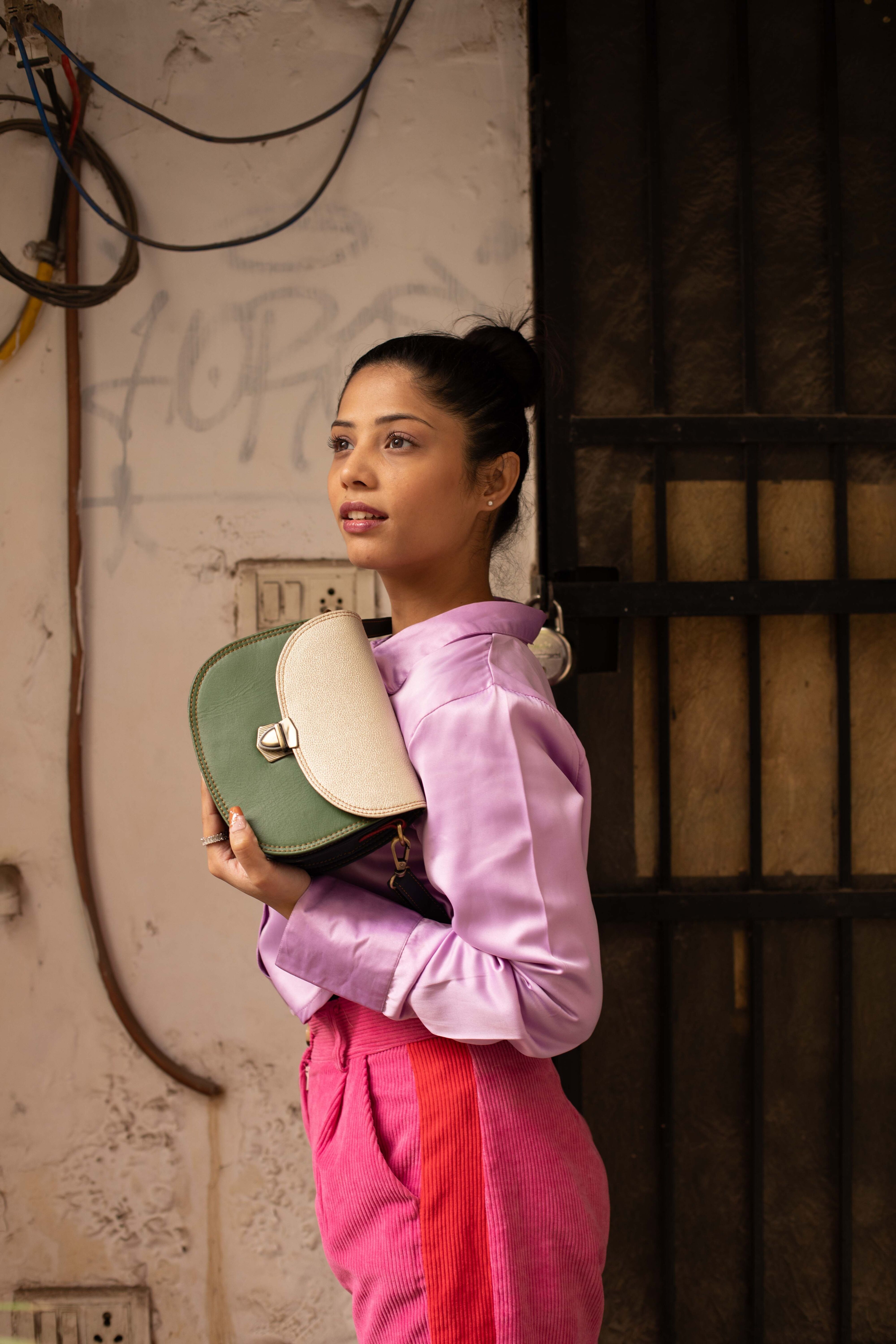 Piccola borsa a tracolla colorata realizzata con scarti di pelle riciclata - SONIA