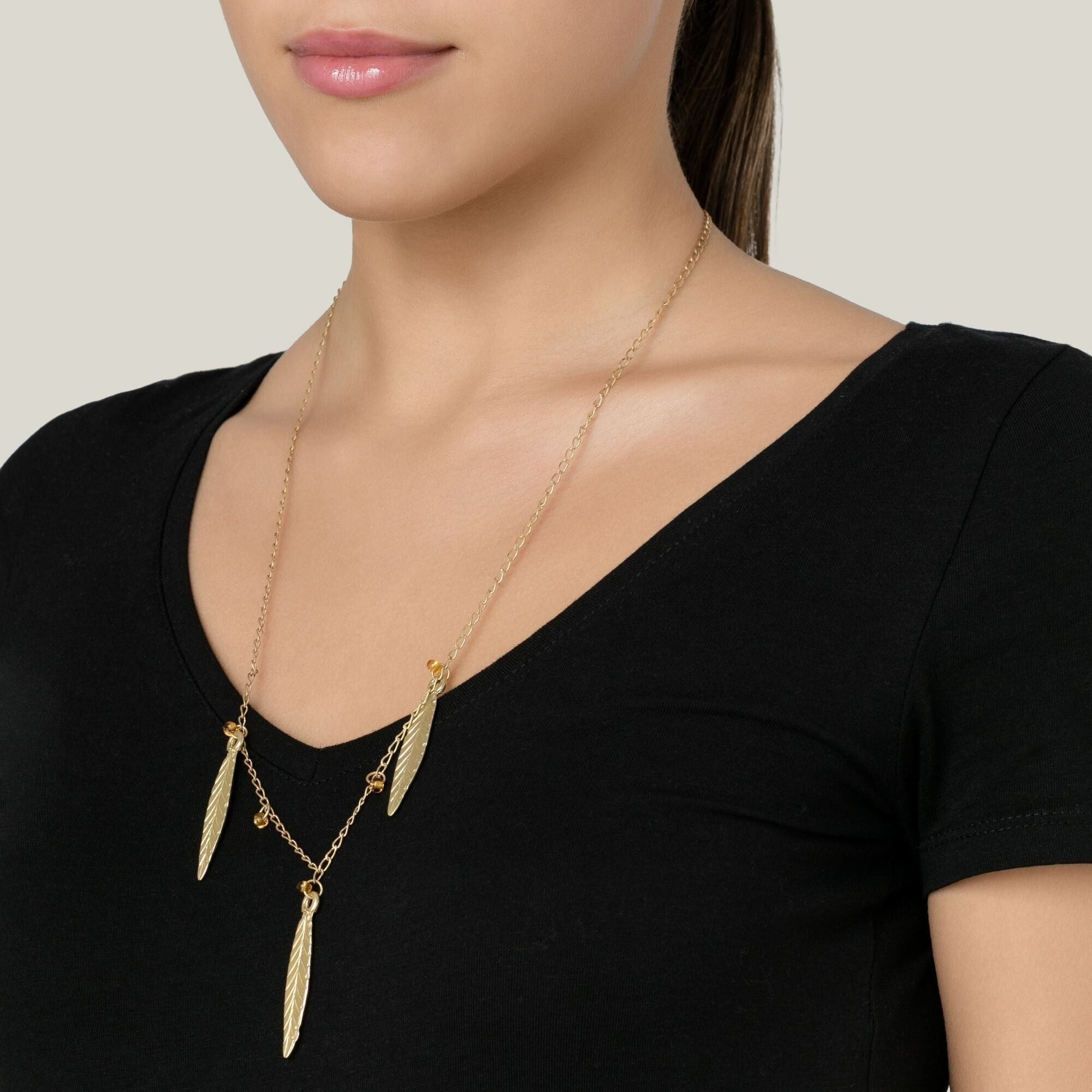 Halskette mit goldenem Federanhänger und braunen Kristallen