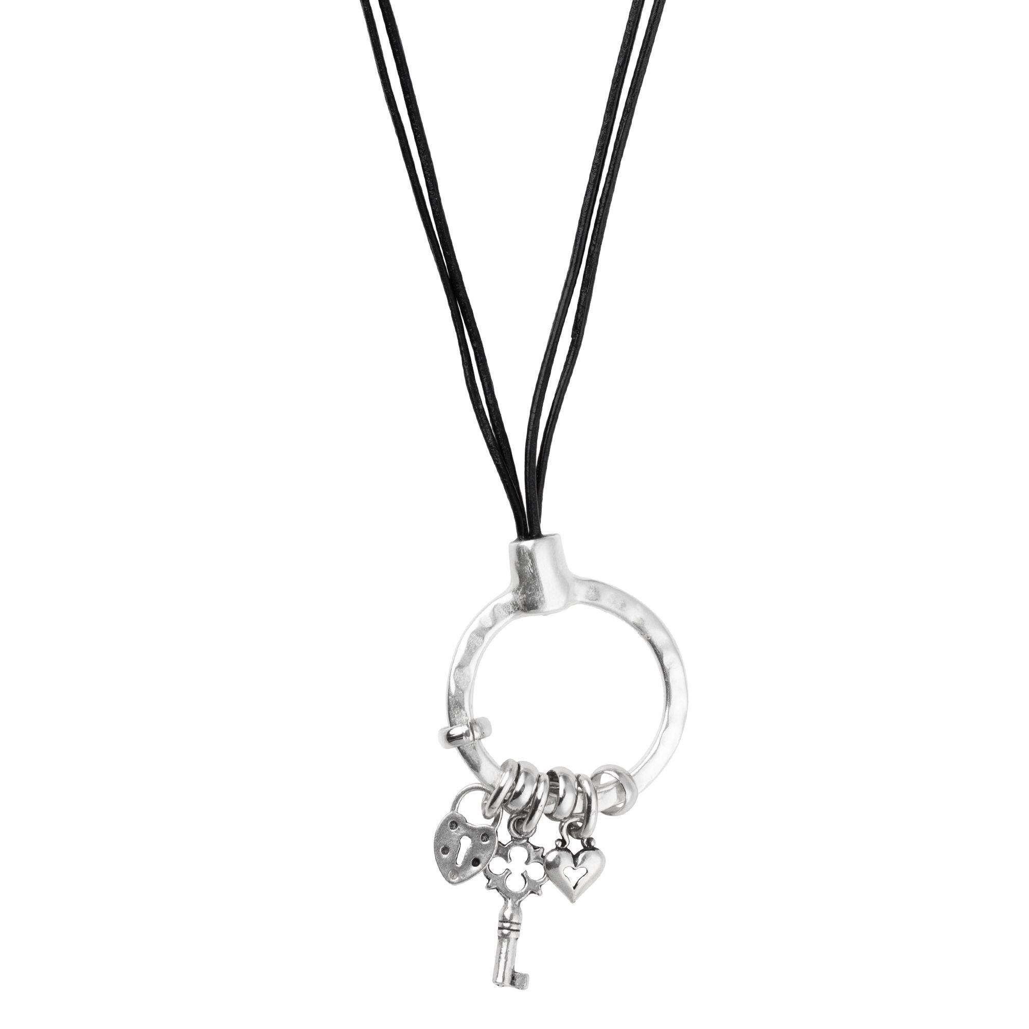 Collana lunga con charms e anello centrale