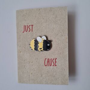 Pin's "Just Bee Cause" en émail avec une carte en Bee Sav__default