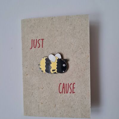 "Just Bee Cause" Bienen-Emaille-Pin mit einer Karte aus Bee Sav__default